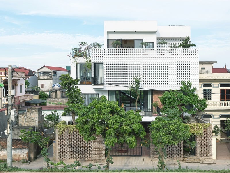 Mẫu nhà 3 tầng khang trang được nhiều người đánh giá cao về cả chất lượng lẫn hình thức. Màu trắng tạo sự sạch sẽ, sáng sủa cho ngôi nhà.  