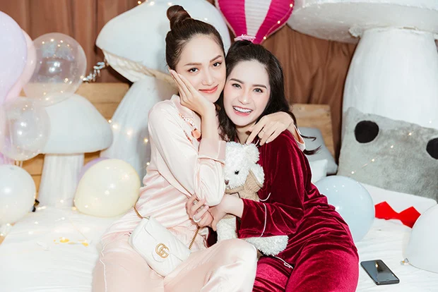 MXH bất ngờ xuất hiện loạt hình ảnh Hương Giang vui vẻ tham dự sinh nhật bạn thân Đoàn Di Băng sau 4 tháng ẩn mình. Thần sắc tươi tắn và vẻ ngoài xinh đẹp của Hương Giang gây chú ý. Tuy nhiên thực tế đây là một bữa tiệc đã diễn ra vào năm 2019. Bữa tiệc này còn có sự xuất hiện của người mẫu Khả Trang và Hoa hậu chuyển giới Đỗ Nhật Hà. Kể từ khi dính tin đồn chia tay với bạn trai Matt Liu, Hương Giang hoàn toàn 