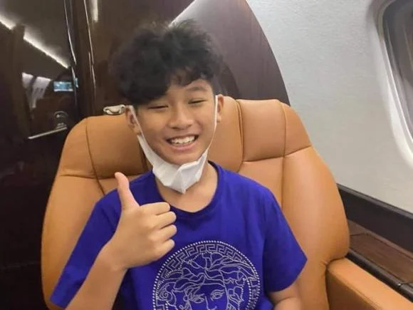 Chồng cũ Lệ Quyên đã đưa con trai đi chơi sau thời gian dịch bệnh. Thay vì bay máy bay thương mại bình thường, anh thuê chuyên cơ riêng chở con trai đến Phú Quốc, giúp đảm bảo an toàn cho mùa dịch. Giá thuê của chuyên cơ này dao động 10.000 USD/giờ bay (tương đương 230 triệu đồng). Cậu bé và bố phải xét nghiệm Covid-19, nhận kết quả âm tính. Ra đến sân bay, nhóc tỳ vô cùng hào hứng trước chuyên cơ chờ sẵn.