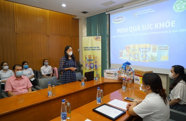 Bà Nguyễn Thị Minh Tâm, đại diện công ty Vinamilk, chia sẻ tình cảm và trao tặng món quà thay lời cảm ơn từ Vinamilk gửi đến các y bác sĩ tại bệnh viện Bạch Mai