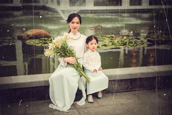 Hà Anh bên con gái đầu lòng.