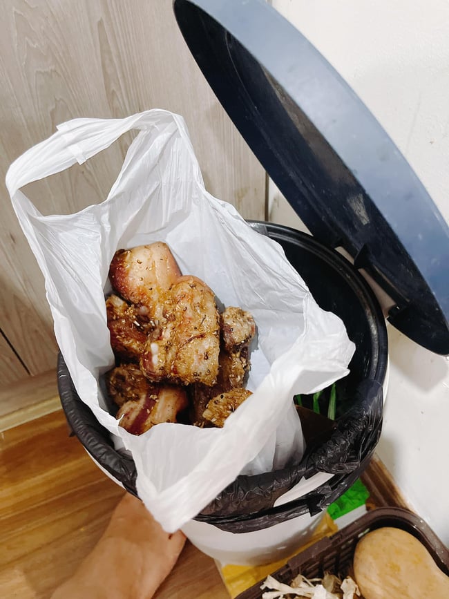 Sau khi phơi, 3kg thịt yên vị trong thùng rác vì bốc mùi 