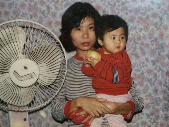 Ngọc Hân bên bố mẹ và em trai hồi bé.