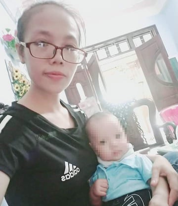 Mẹ bé trai rất bức xúc khi chứng kiến cảnh con trai bị bạo hành (Ảnh: Zing)