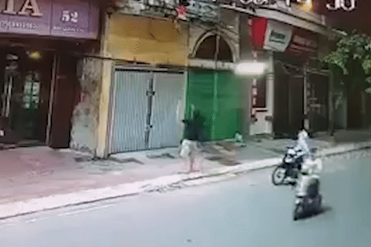 Bé gái rơi từ lan can tầng 2 được người đàn ông đi đường hứng đỡ kịp thời