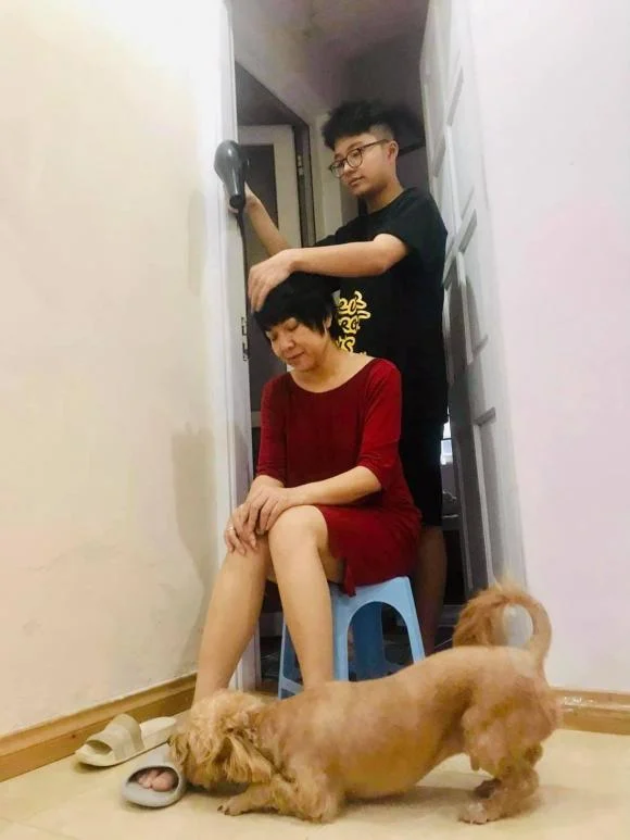 MC Thảo Vân đăng ảnh đang được con trai Tít sấy tóc, kèm chia sẻ dài để nói chuyện quý tử đã có bạn gái: “Cùng là tình yêu, mà sao khác quá các cụ nhỉ. Tôi thật không lý giải được đâu, các cụ giúp tôi nhé. Tôi - mẹ của Tít, nhờ anh ấy việc gì thì anh ấy vẫn giúp, nhưng không phải lúc nào cũng với tinh thần vui vẻ, nhiệt tình, có lúc còn càu nhàu tí ti. Bạn gái anh ấy - bạn gái bọ xít ô mai, nhà cách xa nhà tôi, thế mà bằng cách nào đó có thể làm cho anh ấy dứt khỏi game, đi tìm mua loại kem bạn ấy thích mang đến tận nhà cho bạn ấy. Tít về kể là đi đến tận 10 cửa hàng mới tìm được loại kem ấy, đúng cái lúc cảm thấy thất vọng lắm rồi vì không chỗ nào có thì thấy 1 cửa hàng, cố vào, và mua được. Đã thế kem lại còn rẻ ơi là rẻ, Tít cứ lo là nếu đắt thì chả có tiền mua nhiều, may quá mua được hẳn 10 cái. Và mặt vẫn sáng bừng vui vẻ, không giống cái mẹt lúc tôi nhờ tí nào. Thế là thế nào. Tít vẫn bảo yêu mẹ lắm cơ mà. Ảnh này là ngày mẹ mệt, Tít giúp mẹ đây”.