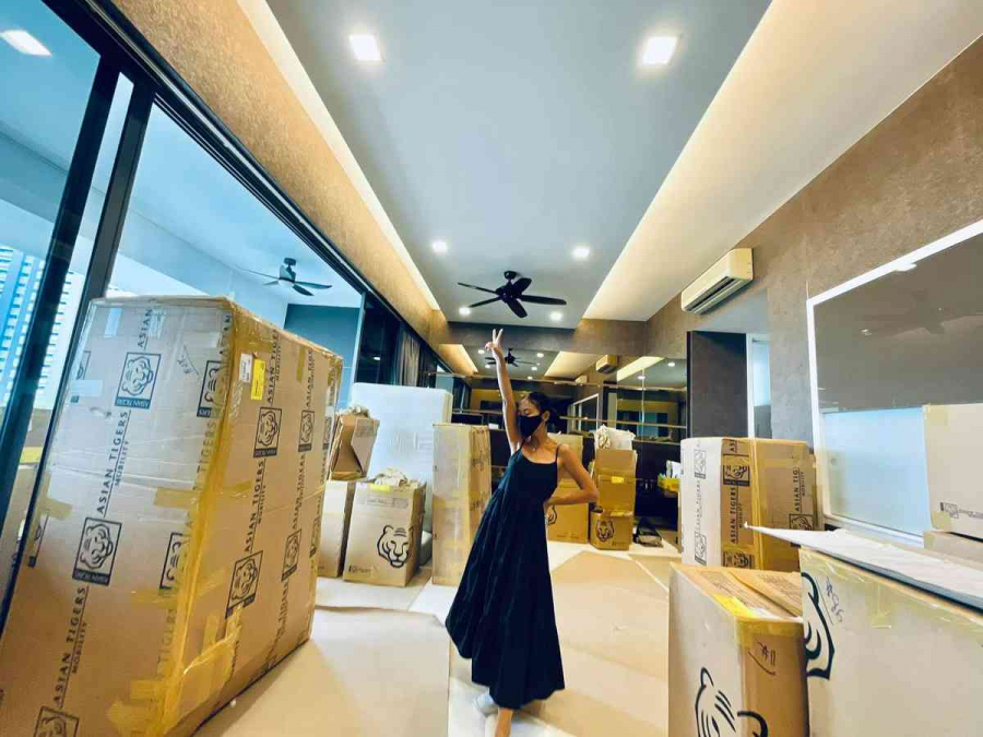 Đoan Trang nhận 200 thùng hàng khi chuyển nhà