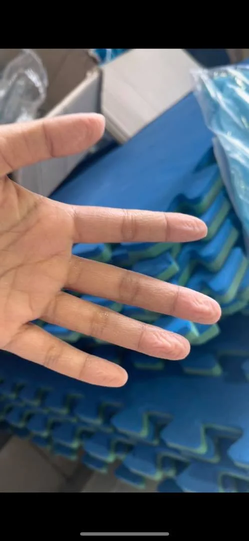 H'Hen Niê có những chia sẻ khiến công chúng không khỏi xót xa. Cô cho biết vì mặc đồ bảo hộ kín mít để làm việc trong nhiều giờ liền khiến nhiều lúc muốn ngất xỉu. 