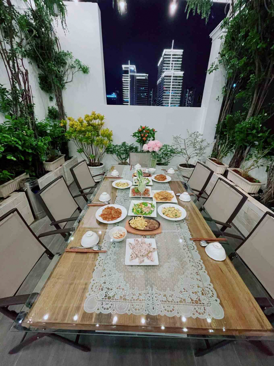 Buổi tối, nơi đây còn có thể sử dụng để làm không gian ăn uống, tụ tập cho Shbet111 slot, casino, thể thao, xổ số, bạn bè.