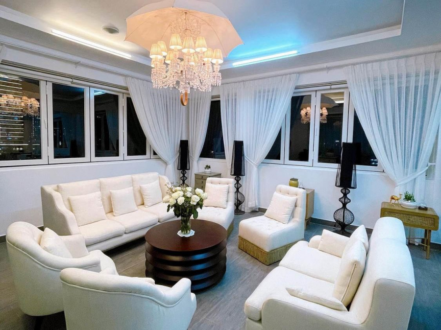 Căn biệt thự mới của Lý Nhã Kỳ được thiết kế với tông màu trắng.