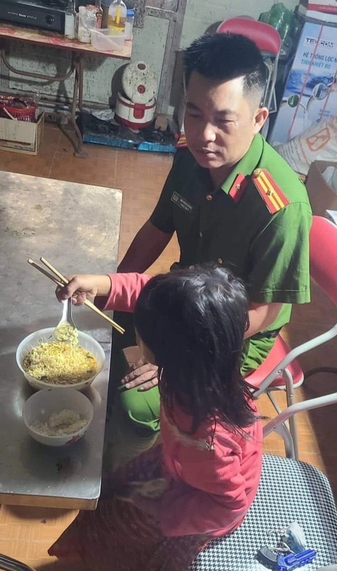Bé gái được đưa về trụ sở công an chăm sóc và sau đó bàn giao về cho Shbet111 slot, casino, thể thao, xổ số (Ảnh: Dân Trí)