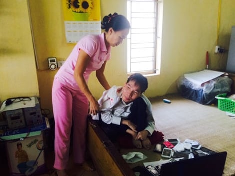 Từ Nam ra Bắc chăm chồng bại liệt (Ảnh: CAND)