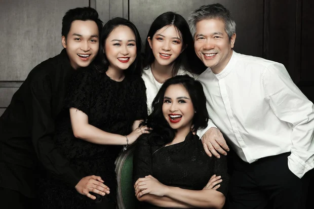 Thanh Lam đã đăng bức ảnh hiếm có, có cả 2 con của cô là Thiện Thanh - Đăng Quang và Việt Hà - con gái riêng của bác sĩ Tiến Hùng. Cả nhà trông rất vui vẻ, hạnh phúc khi chụp ảnh cùng nhau, con gái riêng của bác sĩ mỉm cười tươi tắn. Con gái riêng của vị bác sĩ đứng cạnh bố, sau lưng mẹ kế Thanh Lam. Chỉ qua khung ảnh Shbet111 slot, casino, thể thao, xổ số, nữ diva đã thể hiện được mối quan hệ 