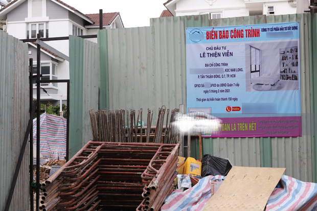 Biển báo công trình tại nhà Thuỷ Tiên có ghi chủ đầu tư là Lê Thiện Viễn.