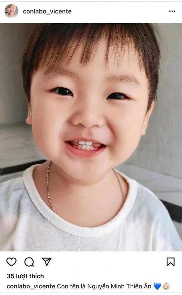 Bé Bo - con trai nữ ca sĩ Hòa Minzy sở hữu vẻ ngoài vô cùng đáng yêu. Mới đây Hòa Minzy lần đầu tiên tiết lộ tên thật của cậu quý tử đầu lòng là Nguyễn Minh Thiên Ân, tên thân mật ở nhà là bé Bo. Đây cũng là điều mà người hâm mộ đã tò mò suốt thời gian qua.