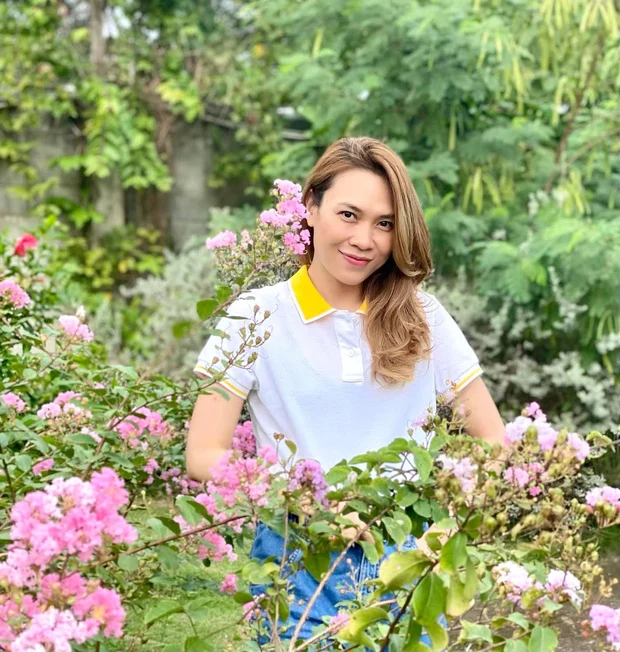 Mới đây nhân ngày dịch rảnh rỗi, Mỹ Tâm đã mở livestream hát hò và giao lưu với người hâm mộ cho đỡ nhớ sân khấu. Tuy nhiên fan lại ùa vào hỏi chuyện hẹn hò, hối thúc lấy chồng, đẻ con. Ngay lập tức cô lắc đầu lia lịa: 