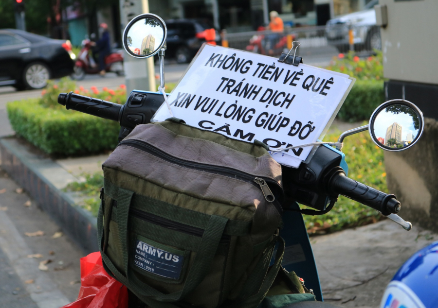Không còn cách nào khác, ông Vinh giấu vợ đi xin ăn (Ảnh: Thanh Niên)