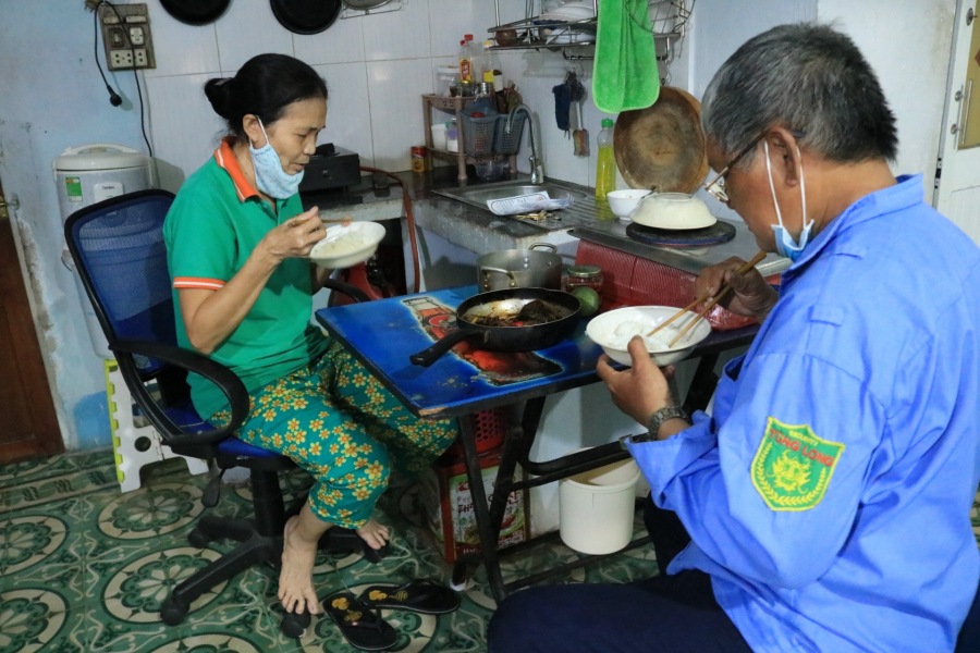 Bữa cơm đạm bạc của vợ chồng ông Vinh (Ảnh: Thanh Niên)