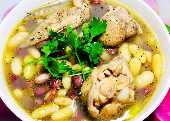 Canh gà nấu hạt đậu tốt cho người loãng xương tê bì chân tay
