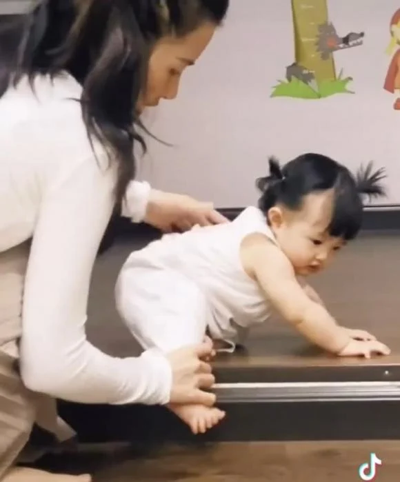 Đông Nhi đăng tải một đoạn clip ngắn, chỉ dài khoảng 1 phút về con gái. Cô bé tự bò lên bậc thềm nhưng đến khi bò xuống lại có vẻ sợ hãi. Vì vậy sau một hồi loay hoay, Winnie liên tục 