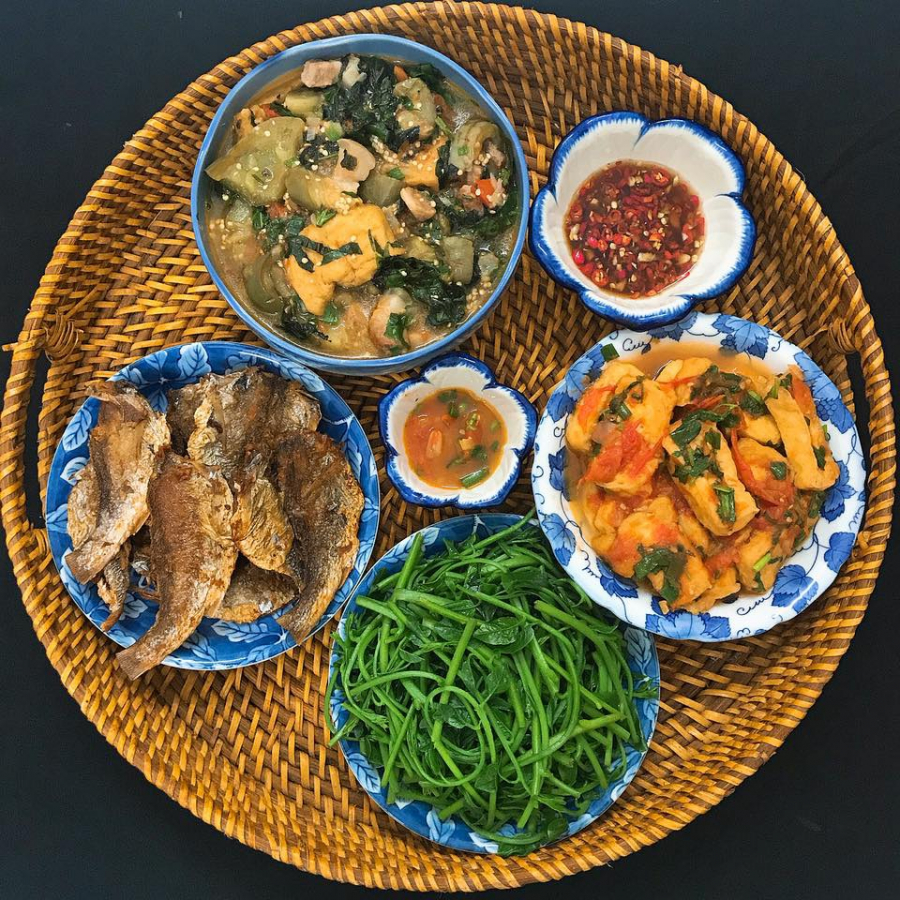 Đậu sốt cà chua, cá rô phi rán vàng chấm tương, rau muống luộc chấm mắm tỏi ớt, canh cà bung.