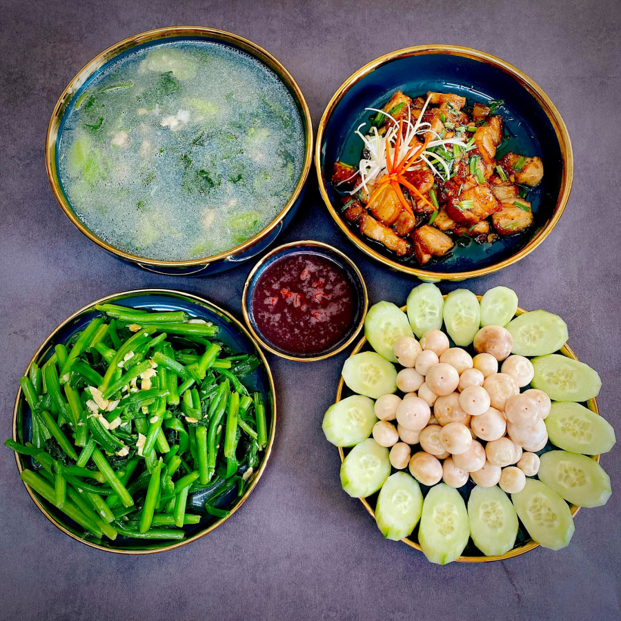 Thịt ba chỉ cháy cạnh, rau bí đỏ xào tỏi, canh ngao nấu mồng tơi và mướp, cà pháo chấm mắm tôm.