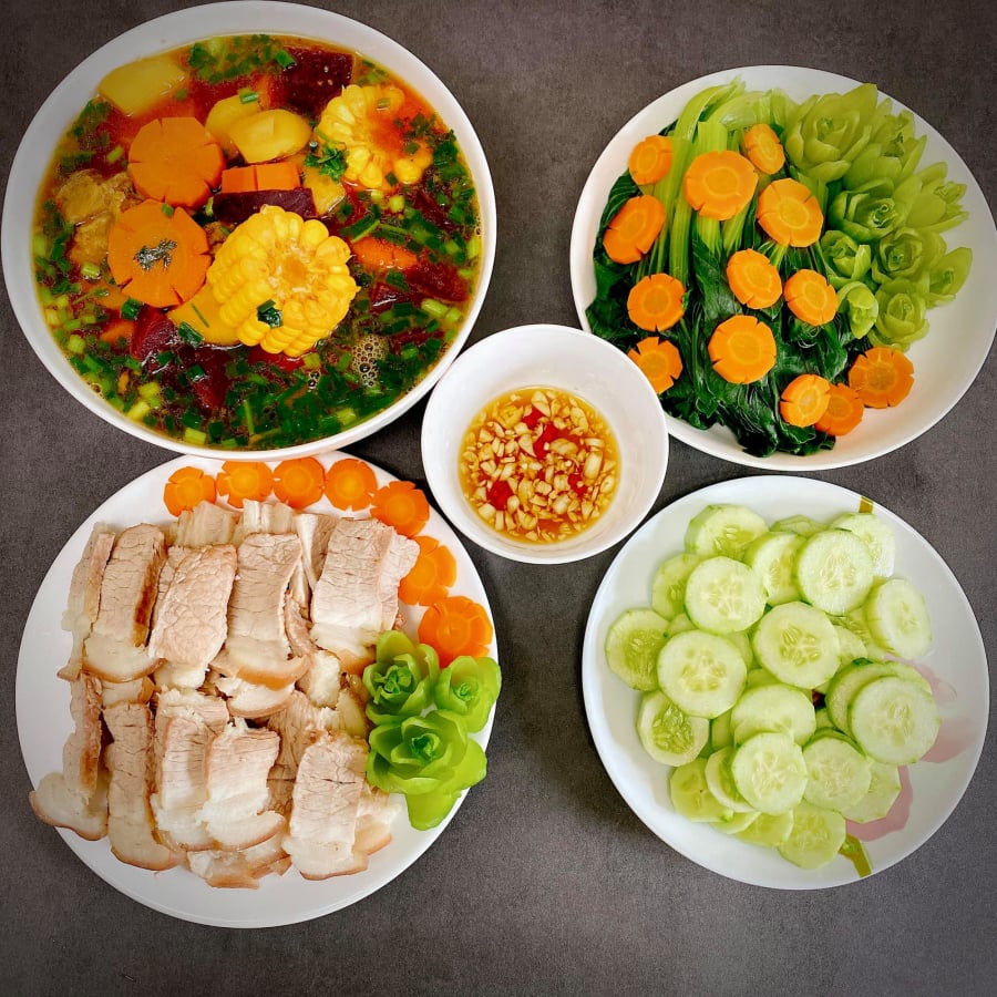 Thịt ba chỉ luộc ăn kèm dưa leo, canh sườn nấu rau củ thập cẩm, rau cải luộc.