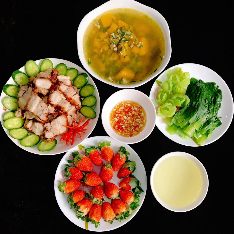 Thịt chiên giòn, canh bí đỏ thịt bằm, rau cải luộc.