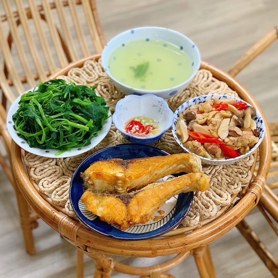 Rau muống luộc, nước canh rau muống vắt canh, gà xào nấm, cá rán.