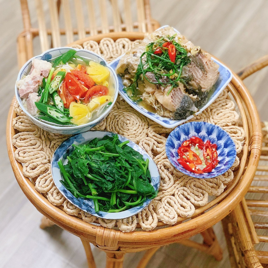 Rau mồng tơi luộc, canh chua, cá chép hấp.