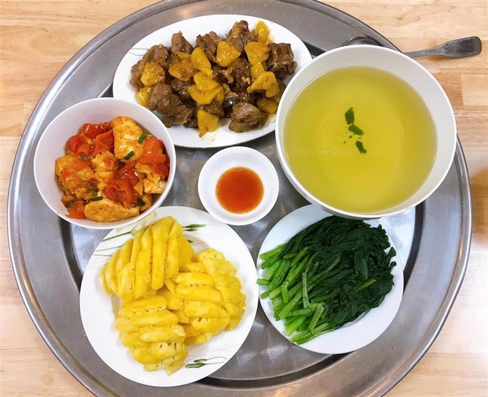 Rau cải luộc, sườn rim dứa, đậu sốt cà chua, tráng miệng bằng dứa tươi.