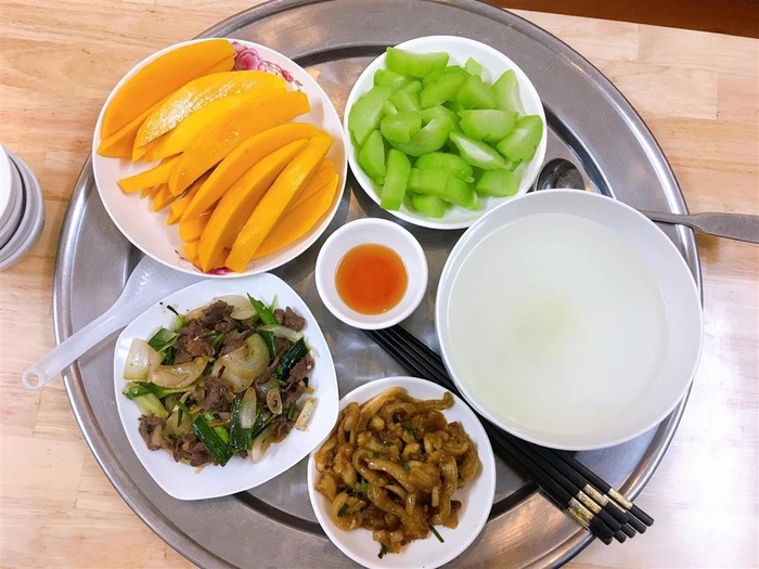 Thịt bò xào hành tây, tóp mỡ rim mắm, su su luộc, xoài tươi.