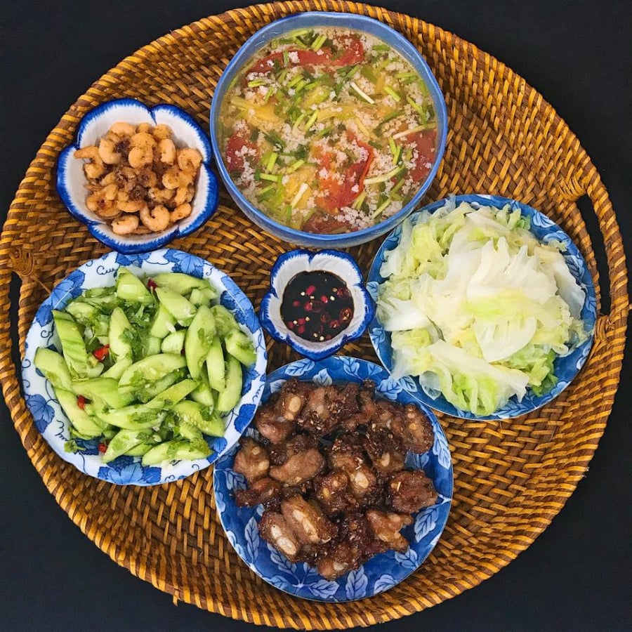 Sụn non rang mắm ruốc, tôm rang, canh chua nấu thịt, nộm dưa chuột chua ngọt, rau bắp cải luộc chấm xì dầu, 