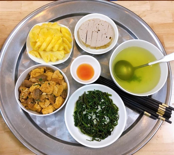Rau muống xào tỏi, nước canh rau muống luộc, thịt ba chỉ kho đậu, giò lụa, tráng miệng bằng dứa tươi.