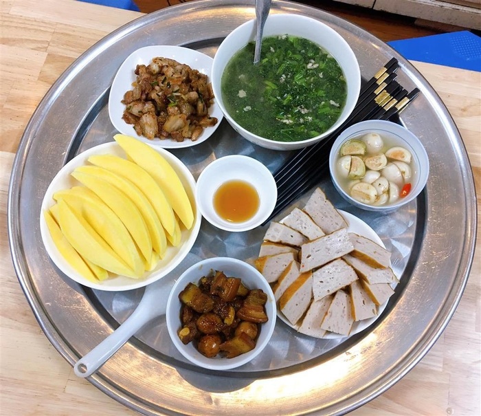 Thịt kho trứng cút, tóp mỡ rim mắm, chả quế, cà pháo, canh rau cải thịt bằm, xoài xanh.