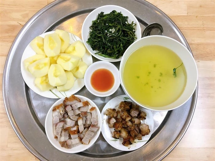Rau muống xào tỏi, thịt nướng, thịt quay xá xíu.