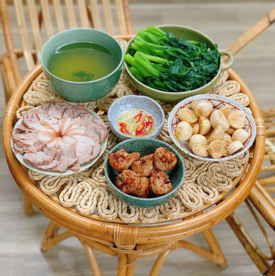 Thịt chân giò luộc, chả viên, cải luộc, cà muối.