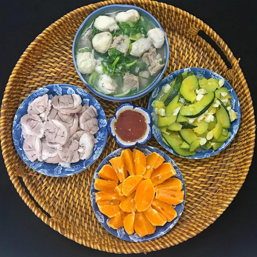 Thịt chân giò luộc chấm tương, canh khoai sọ nấu xương và rau cải, bí non xào tỏi, cam.