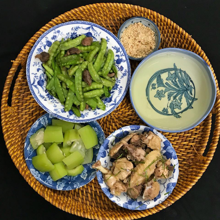 Gà rang gừng, đậu Hà Lan xào lòng gà, bầu luộc chấm vừng.