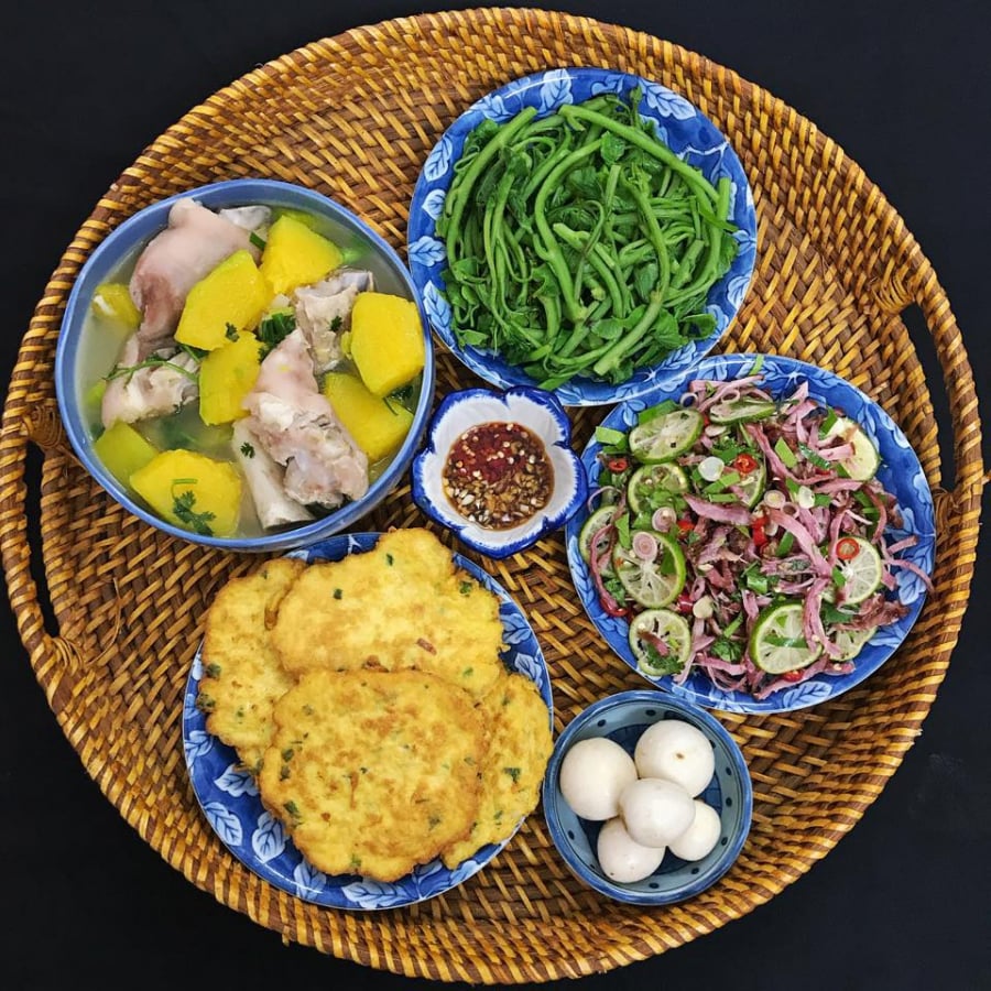 Trứng tráng thịt, thịt lợn hun khói xé nhỏ trộn chua ngọt, canh móng giò nấu bí ngô, rau lang luộc chấm xì dầu tỏi ớt, cà muối.