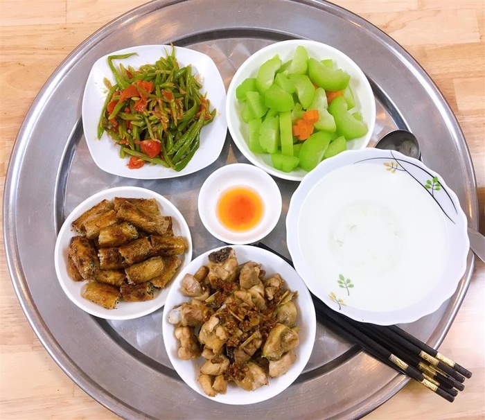 Su su luộc, đậu cove xào, nem rán, thịt gà rang gừng.