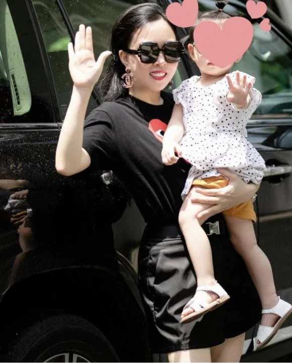 Lần đầu tiên Phượng Chanel mới hiếm hoi đăng ảnh bên ái nữ nhưng cô cũng che icon. Dù vậy ai cũng thấy công chúa nhỏ của Phượng Chanel và Quách Ngọc Ngoan sở hữu nước da trắng, khá bụ bẫm và đáng yêu. Dù không có thêm bất cứ chia sẻ gì về con gái nhưng động thái này đã làm khán giả tiếp tục xôn xao, mong đợi ngày cả hai công khai diện mạo bé.