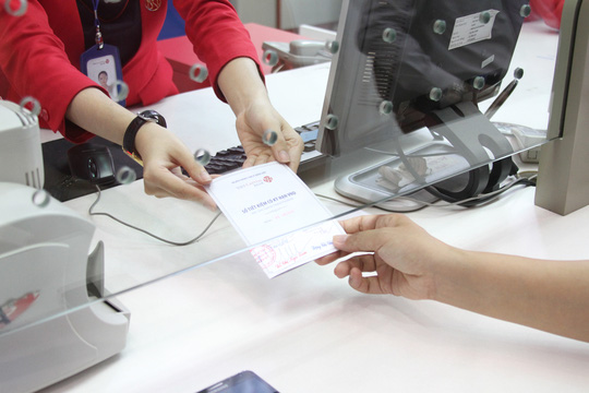 Nên gửi tiền tiết kiệm online hay tại quầy?