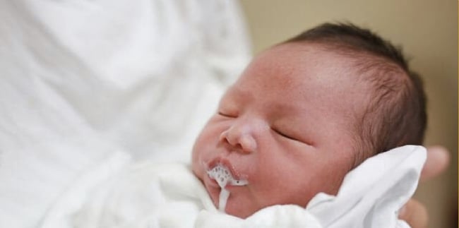 Sặc sữa tưởng đơn giản nhưng sẽ vô cùng nguy hiểm nếu không sơ cứu đúng