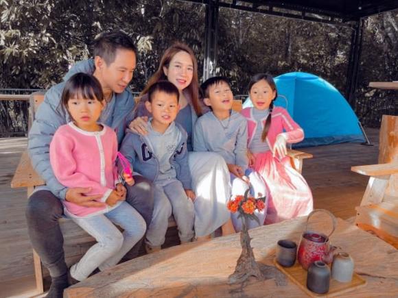 Gia đình Lý Hải quây quần cùng nhau mừng sinh nhật bé Mio chàng quý tử thứ 2. Cậu bé được đặt tên là Nguyễn Phi Phong với mong ước cậu sẽ trở thành một chàng trai độc lập, thông minh, làm việc cương nghị, quả quyết. “Bé không đòi quà gì vì muốn tiết kiệm cho bố mẹ. Con chỉ muốn một chiếc bánh kem để chụp hình mừng tuổi mới”, Lý Hải cho biết. Nói thêm về tên của Rio, Minh Hà cho biết theo tiếng Tây Ban Nha, Rio nghĩa là sông, hợp với mạng mộc của bé và cùng nghĩa với tên tiếng Hán của mẹ. Với bé thứ hai là Cherry vì lúc mang bầu bé hai vợ chồng rất thích ăn cherry. Bé thứ ba khi đang mang bầu, hai vợ chồng thích ngắm mặt trời lên mỗi buổi sáng. Họ quyết định đặt cho bé là Sunny. Còn bé út là do hai anh em Rio và Cherry dành đặt cho em. Khi được hỏi sao quyết định đặt tên cho em la Mio, anh hai nói vì muốn em đẹp như người nước ngoài. Đó là lý do vợ chồng Lý Hải - Minh Hà quyết định đặt tên con trai út là Mio.