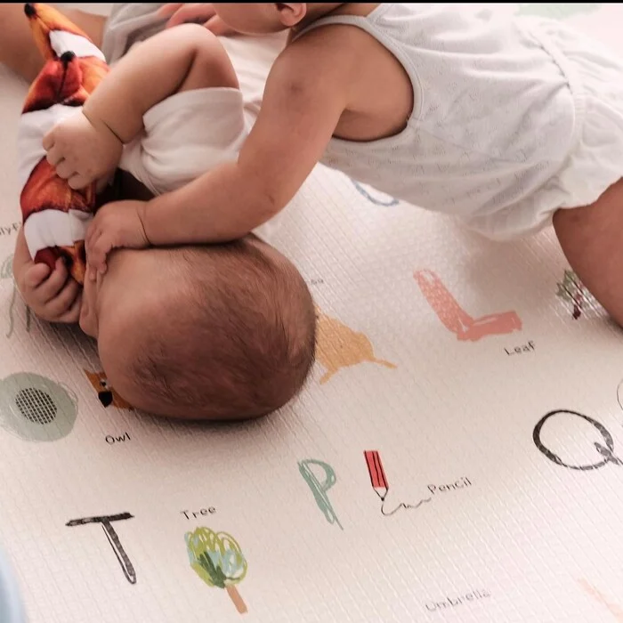 Hồ Ngọc Hà thu hút sự chú ý của mọi người khi đăng tải loạt khoảnh khắc dễ thương của con gái Lisa. Hồ Ngọc Hà còn đính kèm chú thích 