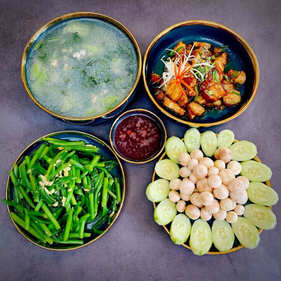 Canh ngao nấu mồng tơi và mướp, rau bí xào tỏi, thịt rang cháy cạnh.