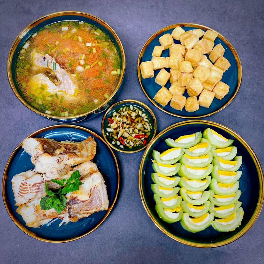 Cá diêu hồng nấu canh chua, cá chiên giòn, bầu nhồi trứng, đậu chiên giòn.