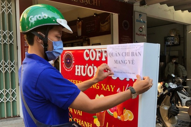 Chiều 12/7, Chủ tịch UBND Hà Nội Chu Ngọc Anh ký ban hành văn bản yêu cầu từ 0h ngày 13/7, dừng tất cả hoạt động nhà hàng, cơ sở dịch vụ ăn, uống tại chỗ (chỉ cho phép bán hàng mang về), các cửa hàng cắt tóc, gội đầu. (Ảnh minh họa)