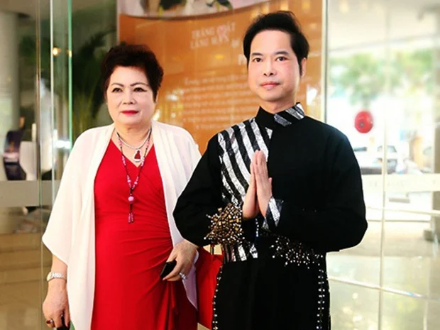 Sáng 12/7, Ban Chỉ đạo phòng chống Covid-19 tỉnh Bà Rịa - Vũng Tàu đã thông báo, mẹ ruột của ca sĩ Ngọc Sơn đã qua đời vào ngày 11/7 do bệnh nặng, không liên quan đến Covid-19. Hiện nam ca sĩ đang phải cách ly vì liên quan đến một ca mắc Covid-19 và không thể về để chịu tang mẹ.